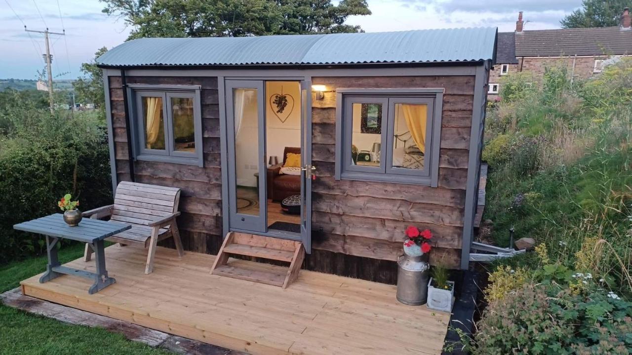 Rhodes To Serenity - Mermaid Shepherds Hut Holiday home Stoke-on-Trent